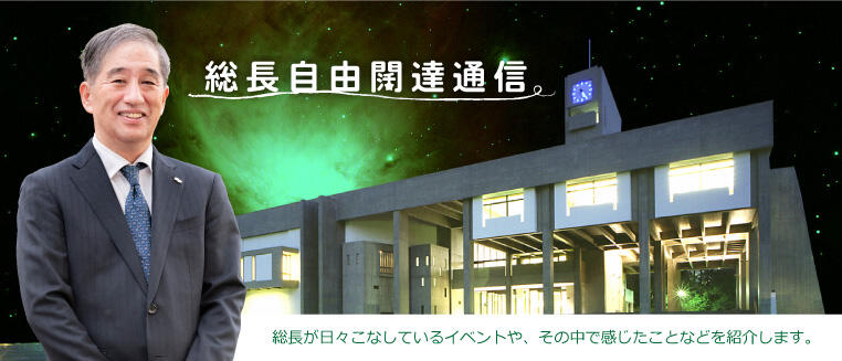 bob电竞软件 それから彼は慎重に本を手に取り、左手でそれを裏返しました。